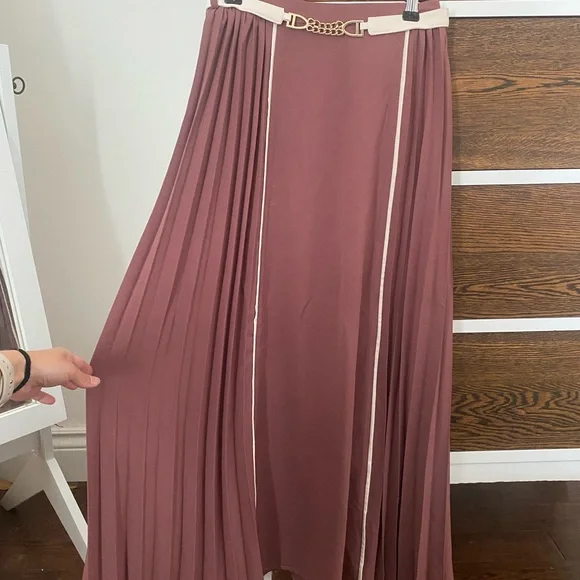 Elegant Mauve Pleated Skirt with Chain Detail - Picture 2 of 8